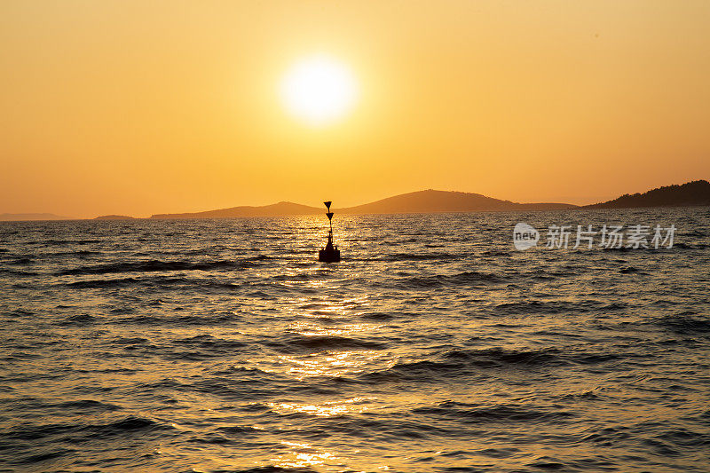 美丽的海上日落