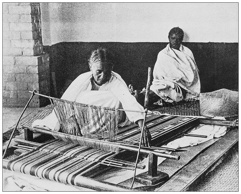 古董黑白照片:马达加斯加织机