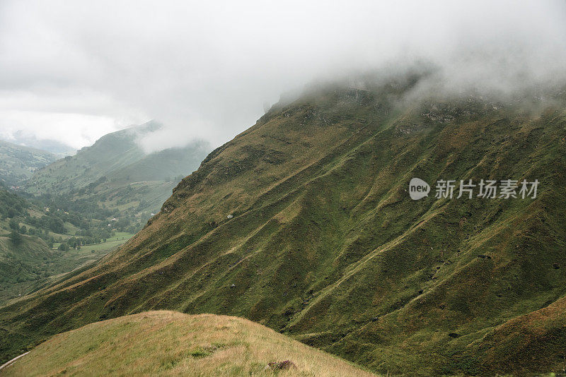 在西班牙坎塔布里亚，绿色的山地景观和雾