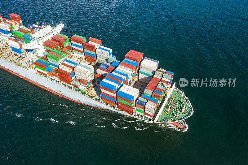 进出口集装箱船。国际航运货物。
