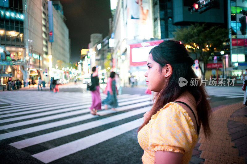 东京涩谷十字路口一位年轻女子的肖像