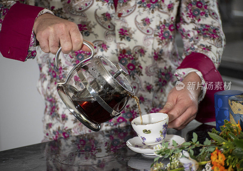 茶仪式。在冠状病毒时代，试图用泡茶仪式重现过去。