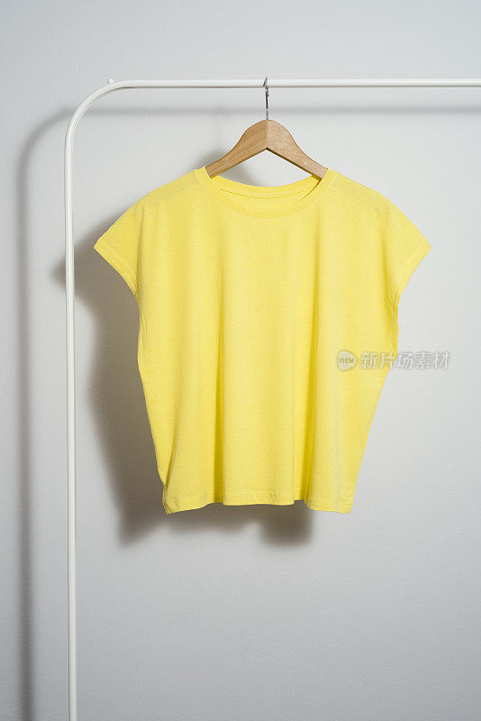 黄色t恤模型，木制衣架上的模板