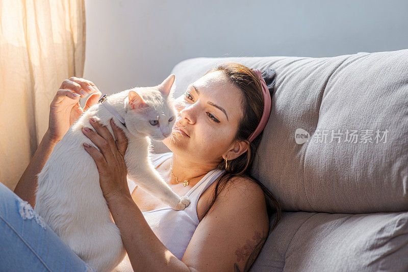 女人爱抚着她的猫