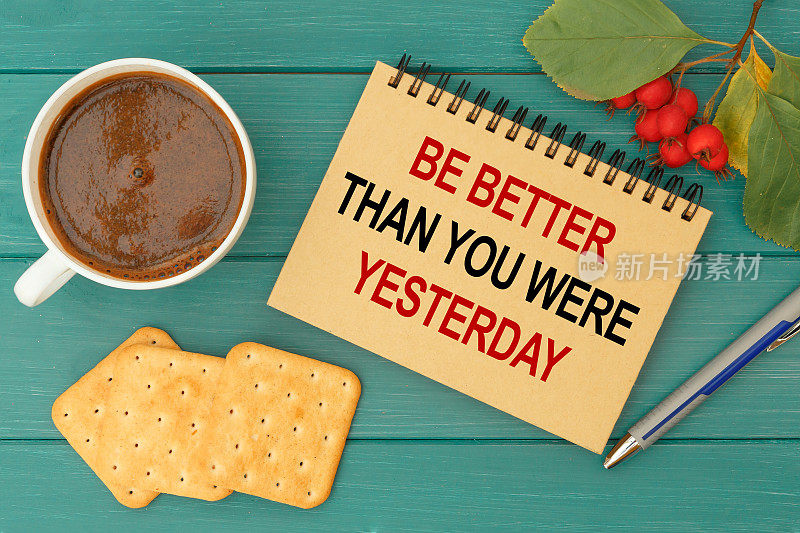 写着“比昨天的你更好”的手工笔记本，热咖啡和饼干
