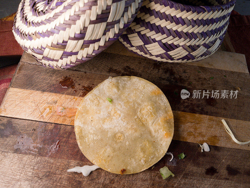 一个新鲜的热玉米玉米饼准备装载肉馅在一个乡村砧板上