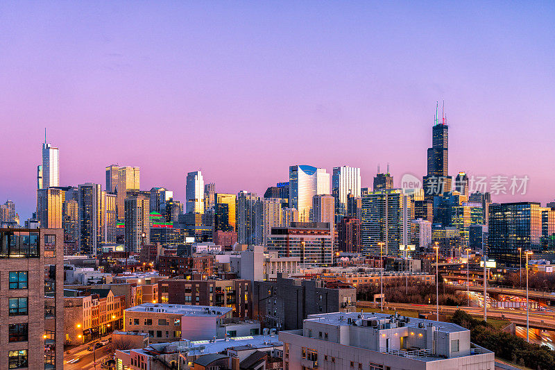 芝加哥天际线在暮光的戏剧性视图