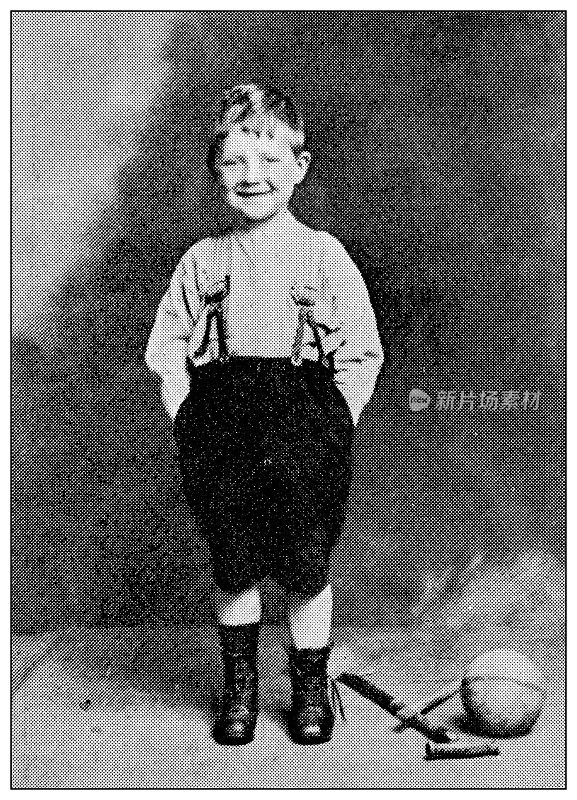 古董点印黑白照片:小男孩