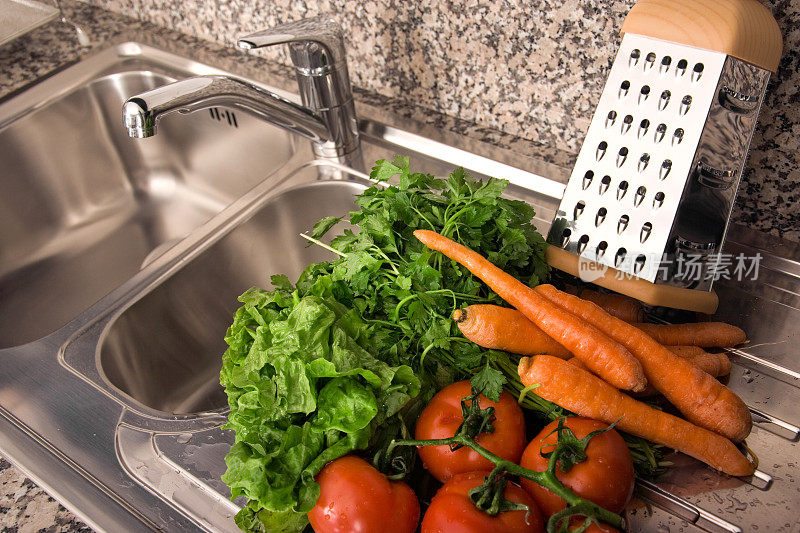 用水槽在厨房台面上洗干净的蔬菜