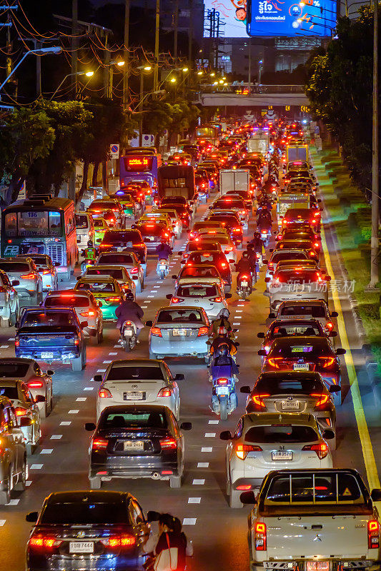 泰国曼谷拉差达路夜间交通堵塞的景象。