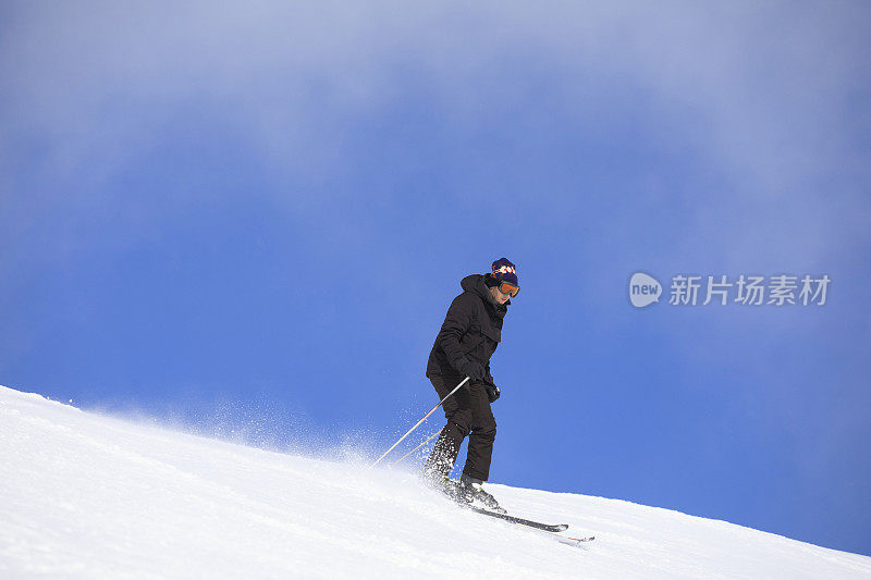 业余冬季运动青年滑雪者滑雪在阳光明媚的滑雪胜地Dolomites在意大利