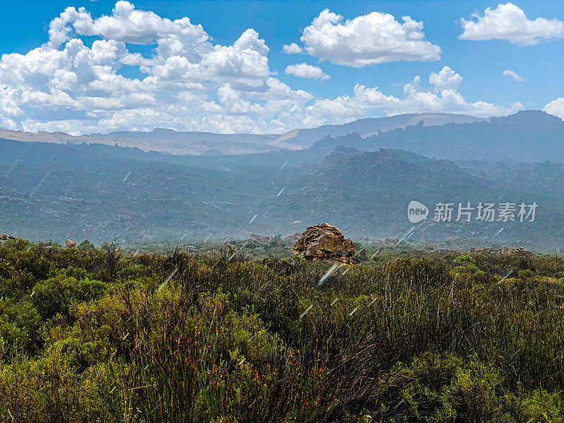 雷雨在荒野与积雨云和滚动的山丘背景