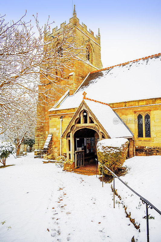 英国伍斯特郡的比利教堂墓地-霜雪冰冻寒冷的冬天
