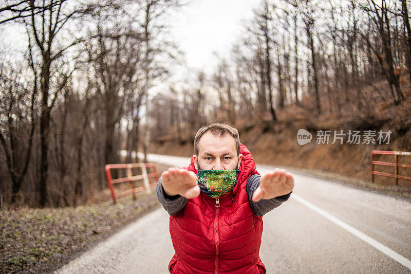 运动员在训练前做运动，使肌肉热身。运动员在大自然的道路上做运动。为了锻炼和健身而在户外跑步的运动员