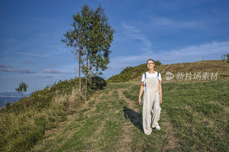 成熟的女人在山中漫步