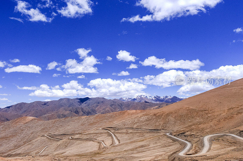 蜿蜒的道路，西藏高原的乡村景色，西藏自治区，中国