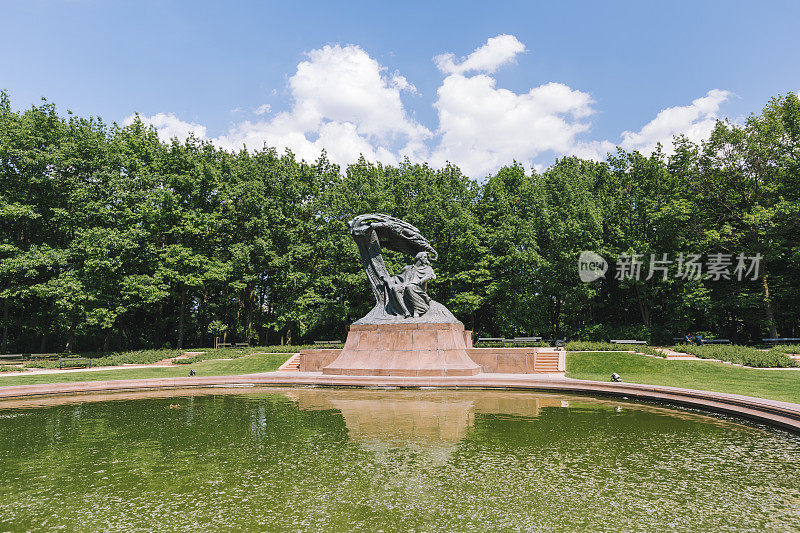波兰华沙皇家浴场公园里的肖邦纪念碑