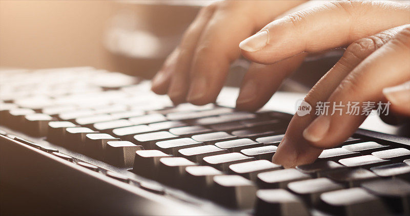 特写的手在电脑键盘上打字-工作，家庭办公室，写作