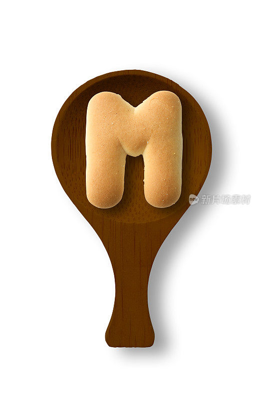 孤立的照片的大写字母饼干M上的木勺，在白色的背景
