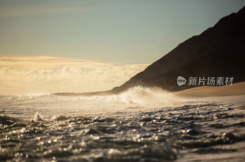 海浪袭击夏威夷Keawaula海滩海岸