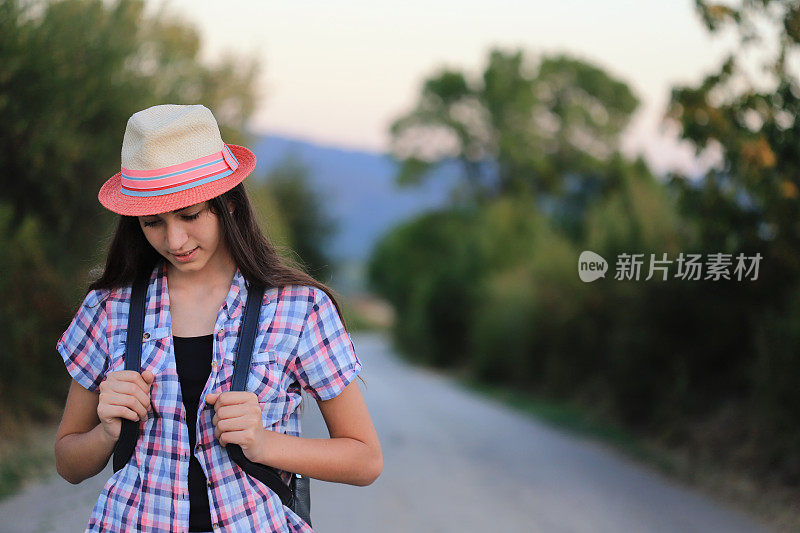 女孩享受在大自然中度过的时光