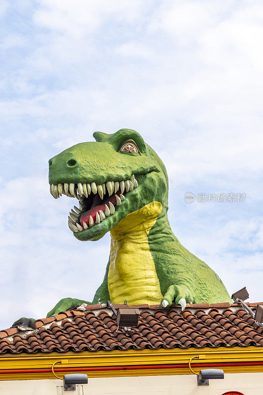 好莱坞星光大道楼顶的恐龙雕塑