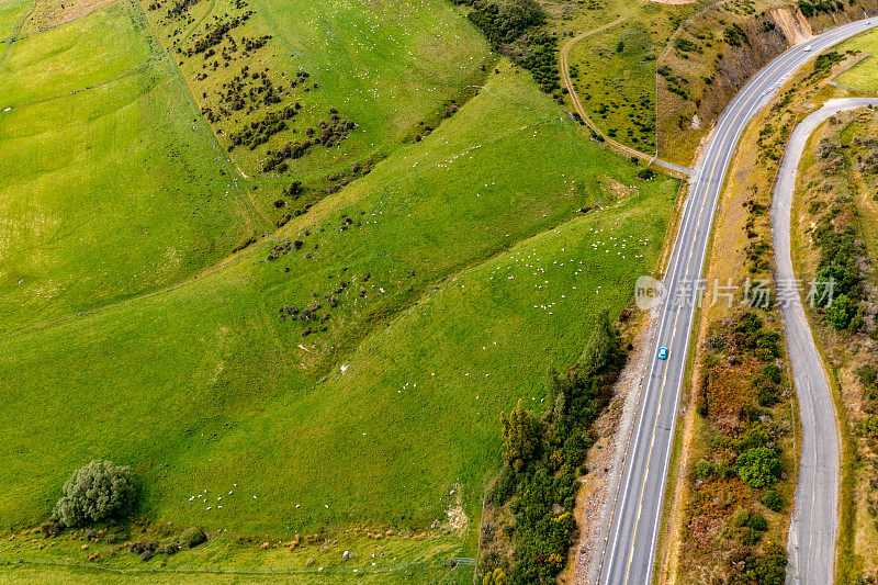 拉姆斯登-迪普顿公路和牧场视图，公路旅行在约瑟夫维尔，南岛，新西兰州公路6号