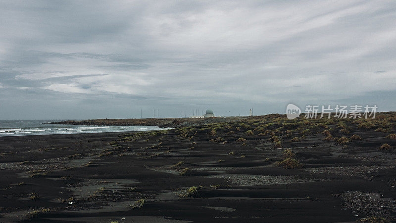 风景鸟瞰图偏远的黑沙滩与沙丘在冰岛