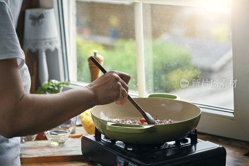 准备印度素食Aloo戈壁菜与土豆和花椰菜