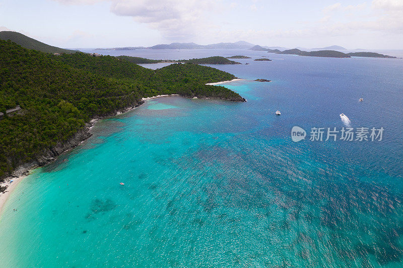 空中俯瞰美属维尔京群岛的圣托马斯和圣约翰海滩