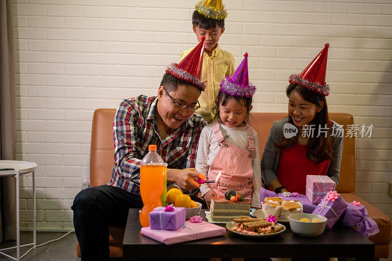 一个亚洲华人家庭庆祝生日