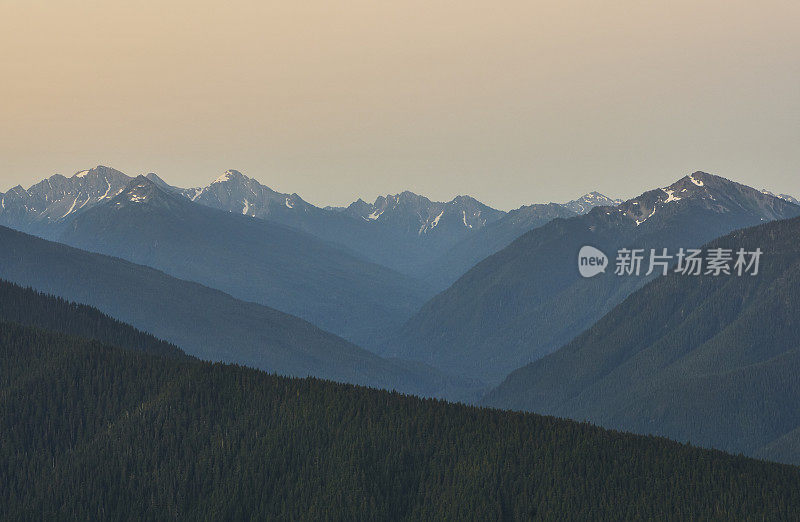 日出时的奥林匹斯山在美丽的奥林匹克国家公园在美国华盛顿州西部。