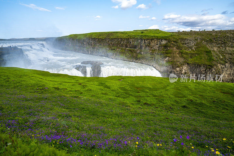 在冰岛Hvítá河上的Gullfoss瀑布，人们站在彩虹下