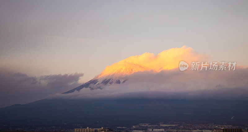 日本的象征:午后金色云彩的富士山