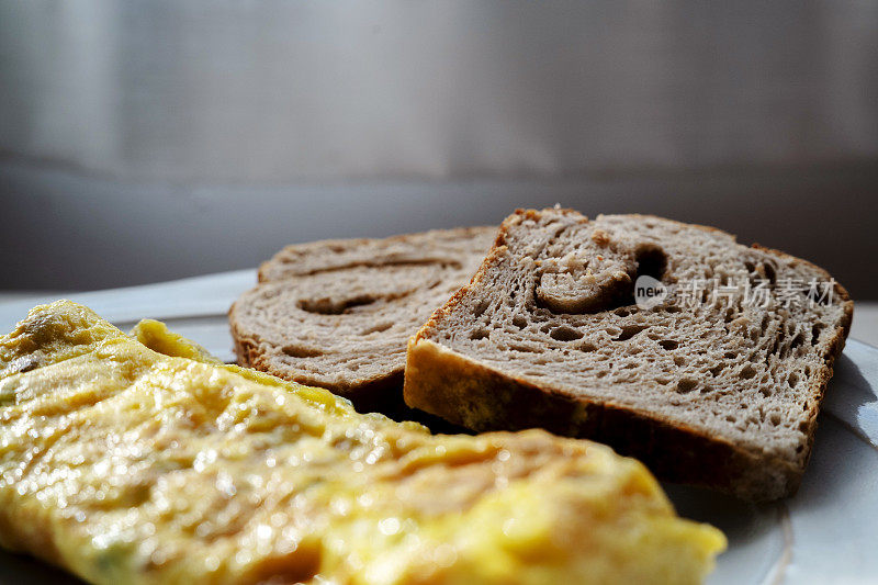 简单早餐:烤面包和煎蛋卷