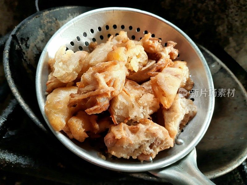 煎中国卷和豆腐在锅-素食节。
