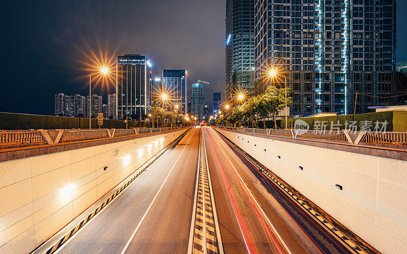 成都金融城附近道路上车辆的流线型，摄于夜间