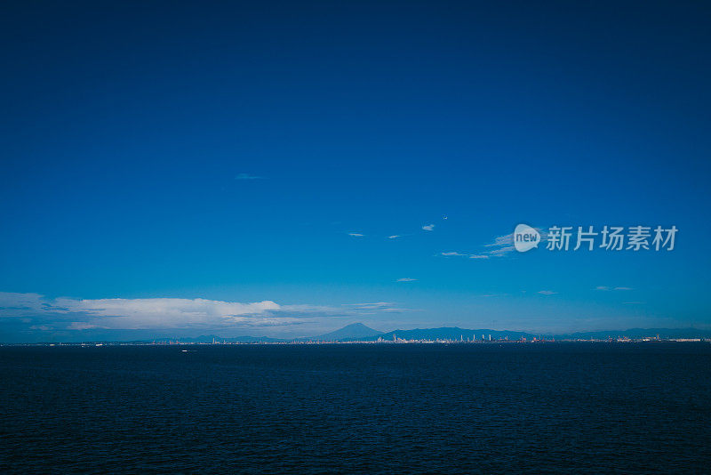 2021年8月，从Umi-Hotaru停车场观看富士山和东京湾