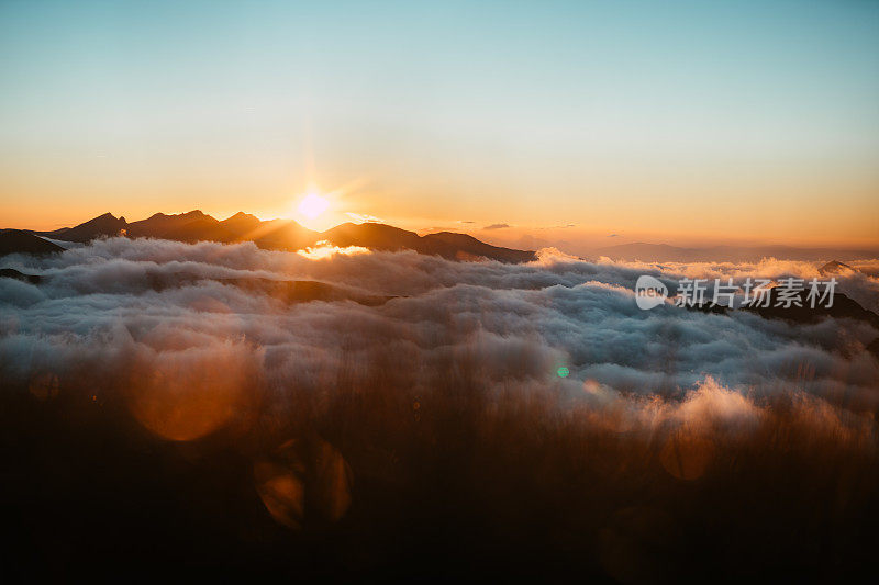 塔特拉山脉和阳光的秋景。云朵飘浮于山峰之上