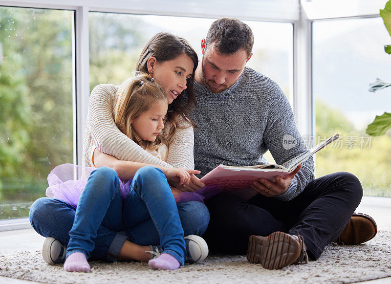 一个年轻的家庭在家里看书