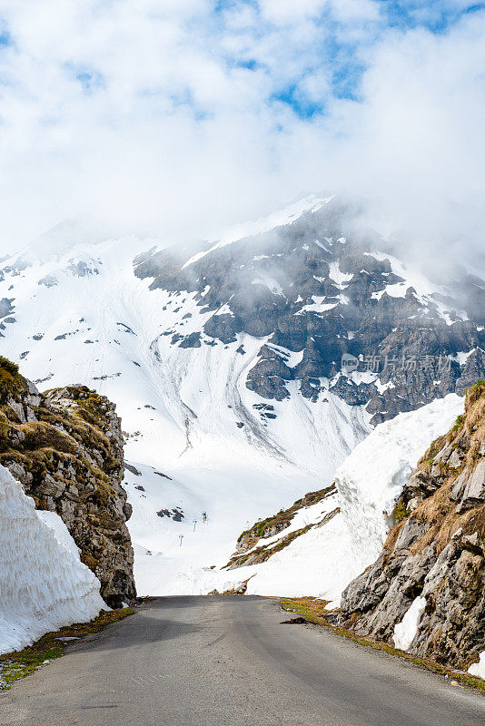 瑞士阿尔卑斯山的一条清除积雪的山路