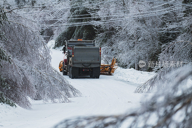 扫雪机在冰暴期间清理道路