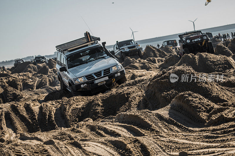 沙滩上的越野卡车和其他4X4车辆