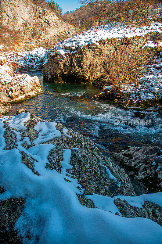 冬季山地景观，河流积雪和树木，最喜欢野餐的地方