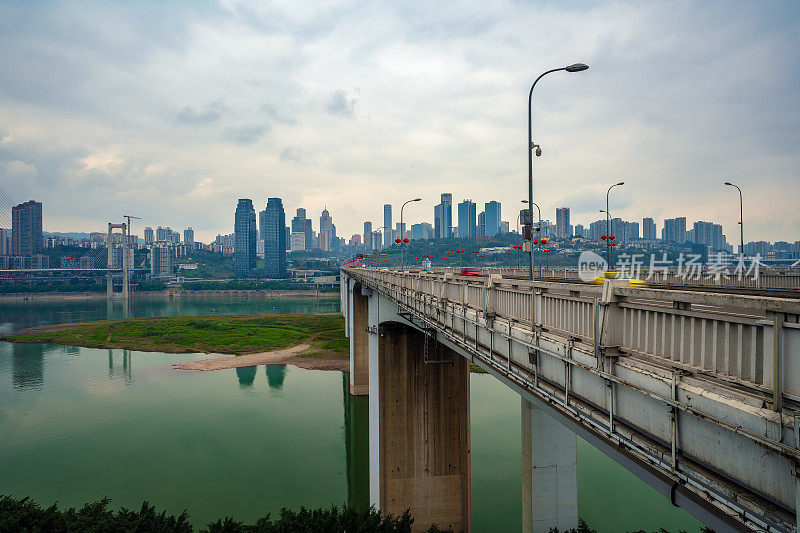 阴天重庆滨江城市的现代建筑和立交桥