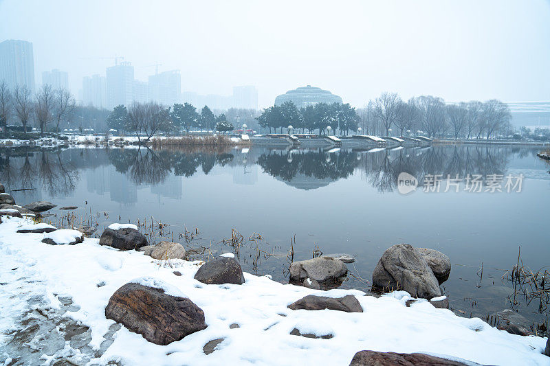 冬季湖在郑州植物园，郑州，河南省，中国