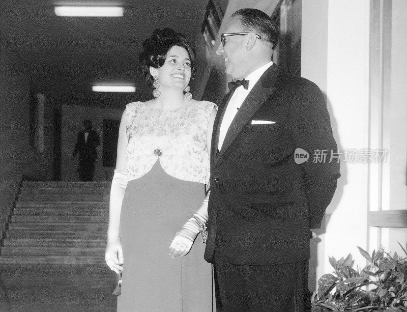 1950年，一对夫妇在一个聚会上。