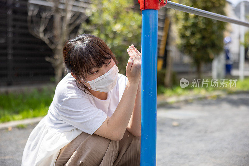 妈妈和女儿玩躲猫猫