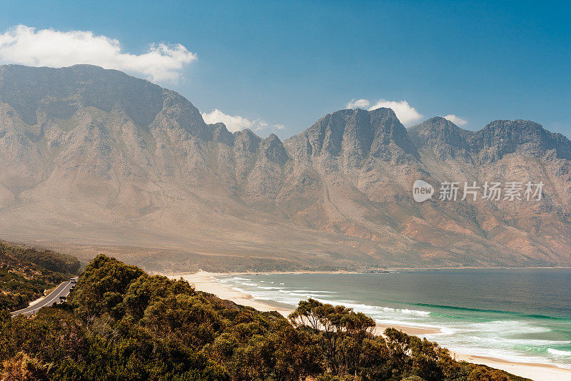 南非博尔德斯海滩附近的福斯湾周围的山脉