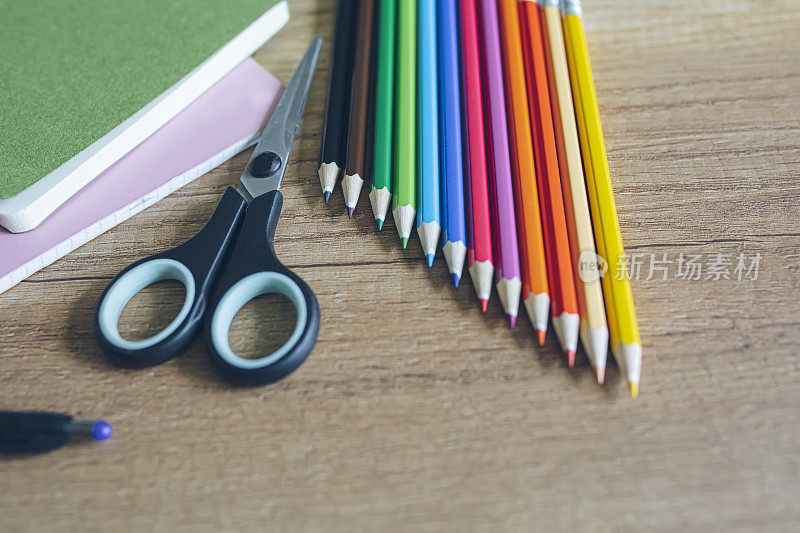 蜡笔或彩色铅笔与其他学校用品的特写